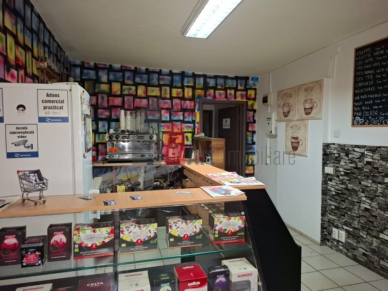 Piata Delfinului, spatiu comercial, trafic pietonal.