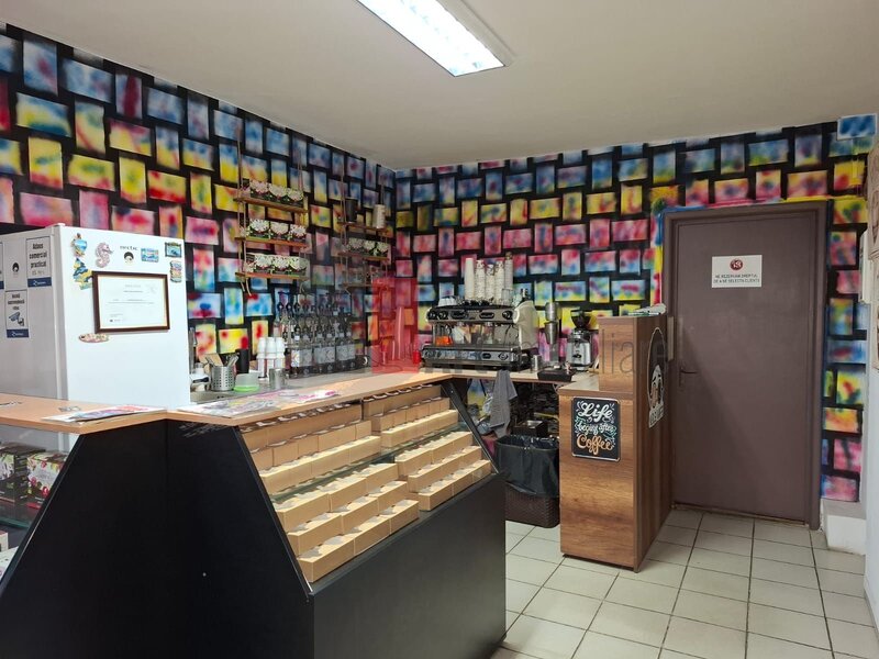 Piata Delfinului, spatiu comercial, trafic pietonal.